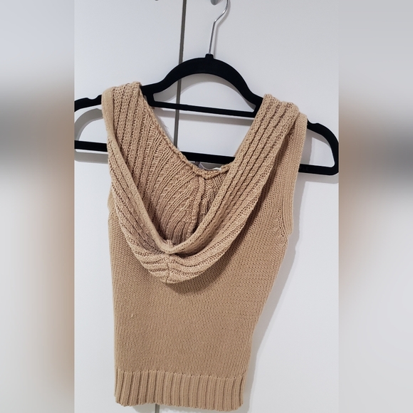 Charlotte Russe Hooded Sleeveless Sweater - Picture 7 of 10